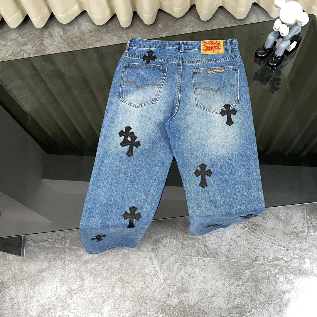 🅿️240 Chroe Hets CH classic blue and black leather jeans, priced at 4W level, patchwork cross pattern embellishment, women's high-waisted washed jeans! ! Absolutely high-end luxury products, 1.9W level god-level single products, super popular products, built with top heavy industry, a magic weapon that cannot be missed [About Zangyin] This is an extremely luxurious fashion brand that can also be called the aristocrats of the high street. It has always been an exclusive brand for some hipsters or rich second generations. Compared with ordinary high streets, it is more luxurious and noble. Compared with luxury brands, it has a more fashionable personality and has always been a brand that I have a special liking for. A6632 [Top heavy industry fashionable design] Consistently high-street luxury style creation. Speaking of this style, the Zangyin family and GU family are definitely the leading representative brands. Especially the Zangyin family has really achieved a state-of-the-art effect in creating high-street style. The color system of this model is made of unique washed materials. It is already quite eye-catching. It is decorated with pink patchwork cross flowers, which cleverly highlights the charm of the brand. Secondly, this model uses classic The classic high-waist cutting design highlights the long legs and the fashionable temperament of the upper body. The brand is highly recognizable and the slim fit configuration is more suitable for daily wear. This product is a product that interprets personality, fashion, and specifications at a glance. This single product is enough to make any fan excited. It can be a white T-shirt for youthful preppy style, or a tight sling for royal lady style. It has strong matching ability and can be easily controlled by men.  [Material and craftsmanship] Needless to say, this point goes without saying. As an excellent craftsman brand, Zangyin has really perfect requirements for details and craftsmanship. The washed color of this model has gone through so many processes, not to mention the embellishment of the denim appliqués. It is also purely handmade and sewn. Just like what they believe in, only handmade things have soul and have the meaning of wear. A top-notch heavy-duty fashionable denim item, I look forward to your perfect interpretation! ! 28-34 corresponds to S-XL